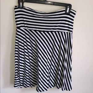 Black and white H&M stretchy and swingy skirt